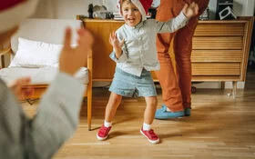 Fitness und Bewegung an Weihnachten ist gar nicht schwer, dieser kleine Junge macht es vor.