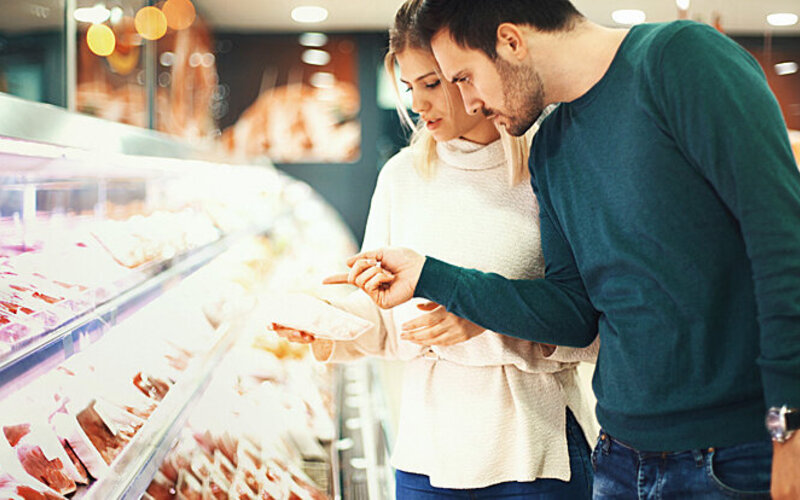 Paar fragt sich beim Wocheneinkauf: „Ist Fleisch gesund?“