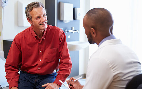 Patient mit Prostatitis befindet sich im Gespräch mit seinem Arzt.