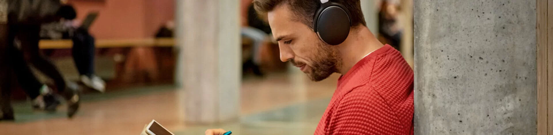 Ein jüngerer Mann arbeitet mit seinem Tablet Computer. Er kann die Einwilligung zur Datenspeicherung bei der AOK jederzeit widerrufen.