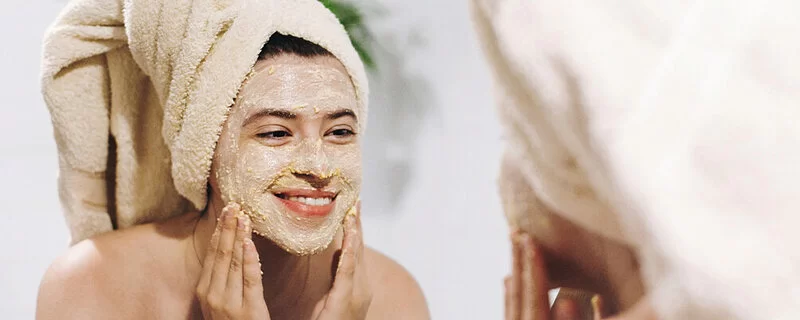 Eine Frau verwendet eine nachhaltige Gesichtsmaske