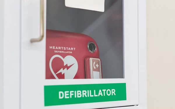 Es ist ein Herzdefibrillator in einer Servicebox zu sehen.