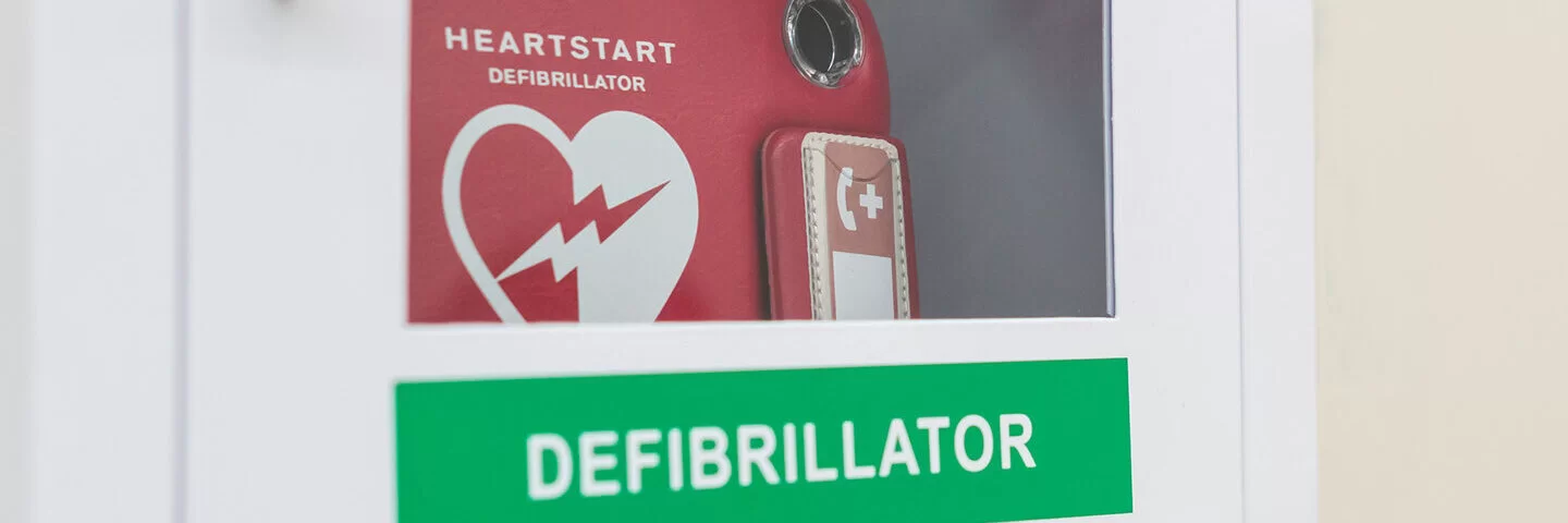 Es ist ein Herzdefibrillator in einer Servicebox zu sehen.