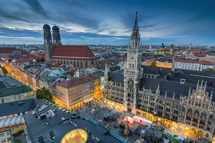 Luftaufnahme von München mit Blick auf die Frauenkirche.