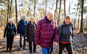 Eine Gruppe älterer Menschen achtet auf Bewegung, um Demenz vorzubeugen.