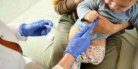 Ein Baby wird geimpft. Alle wichtigen Infos zu Impfungen finden Sie in diesem Beitrag.
