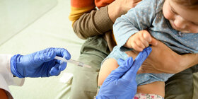 Ein Baby wird geimpft. Alle wichtigen Infos zu Impfungen finden Sie in diesem Beitrag.