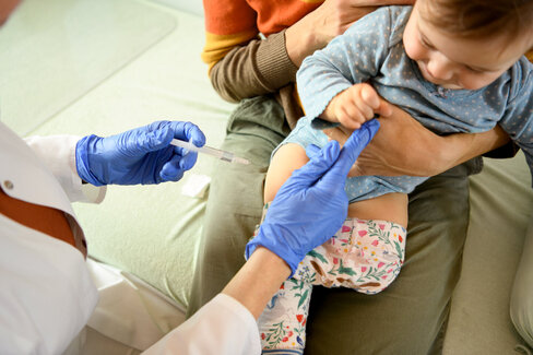 Ein Baby wird geimpft. Alle wichtigen Infos zu Impfungen finden Sie in diesem Beitrag.