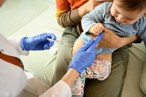 Ein Baby wird geimpft. Alle wichtigen Infos zu Impfungen finden Sie in diesem Beitrag.