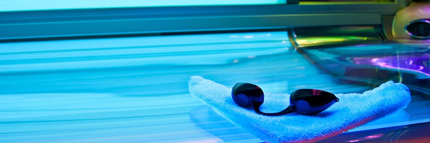 Solarium in Nahaufnahme mit Handtuch und Schutzbrille.