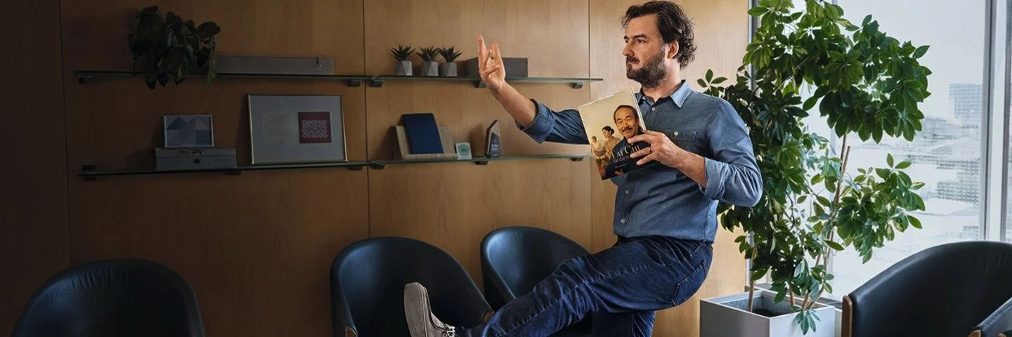 Mann im Wartezimmer macht einen großen Schritt