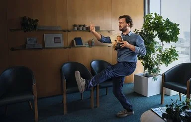 Mann im Wartezimmer macht einen großen Schritt