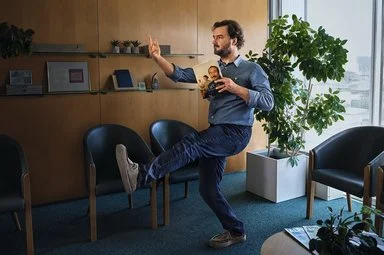 Mann im Wartezimmer macht einen großen Schritt