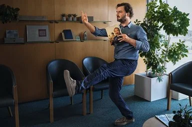 Mann im Wartezimmer macht einen großen Schritt