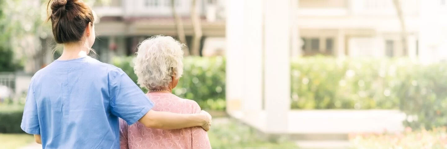 Pflegerin übt Achtsamkeit in ihrem Pflegeberuf aus und nimmt sich Zeit für die Bedürfnisse der zu Pflegenden.