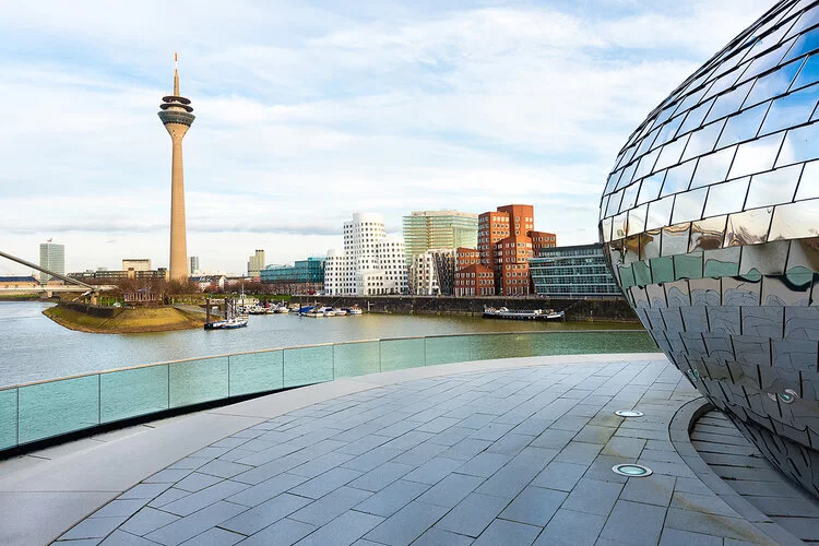 Blick auf den Düsseldorfer MedienHafen.