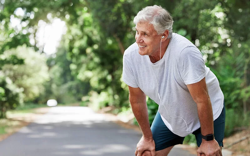 Älterer Mann verbessert durch Ausdauersport seine Herzfrequenzvariabilität.