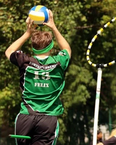 Ein Quadball-Spieler zielt auf die Ringe, um einen Punkt zu erzielen.