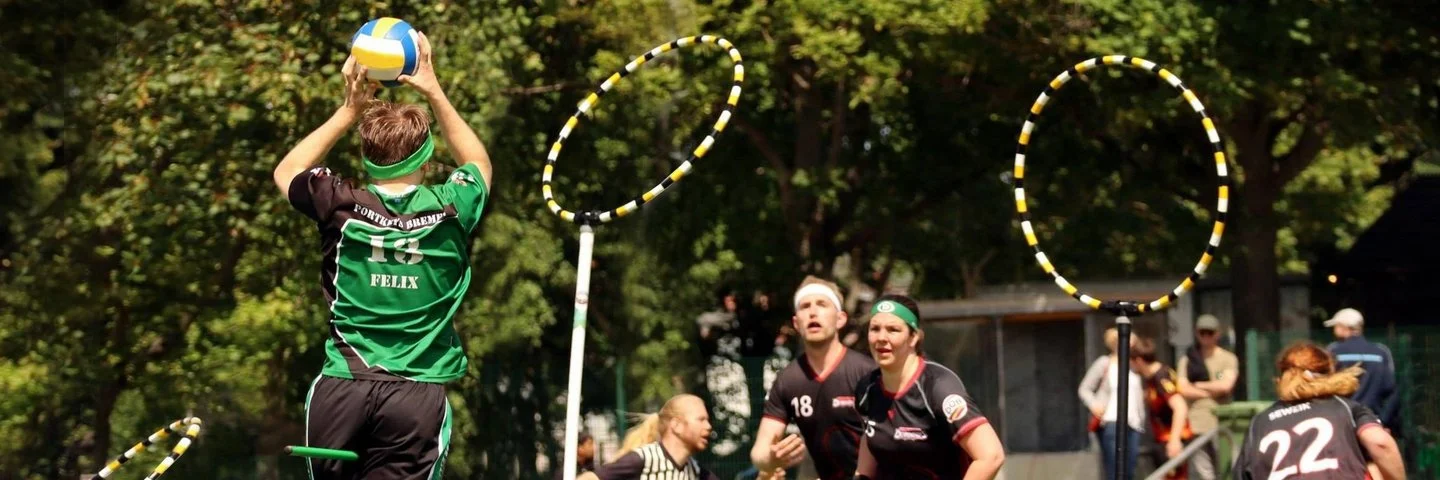 Ein Quadball-Spieler zielt auf die Ringe, um einen Punkt zu erzielen.
