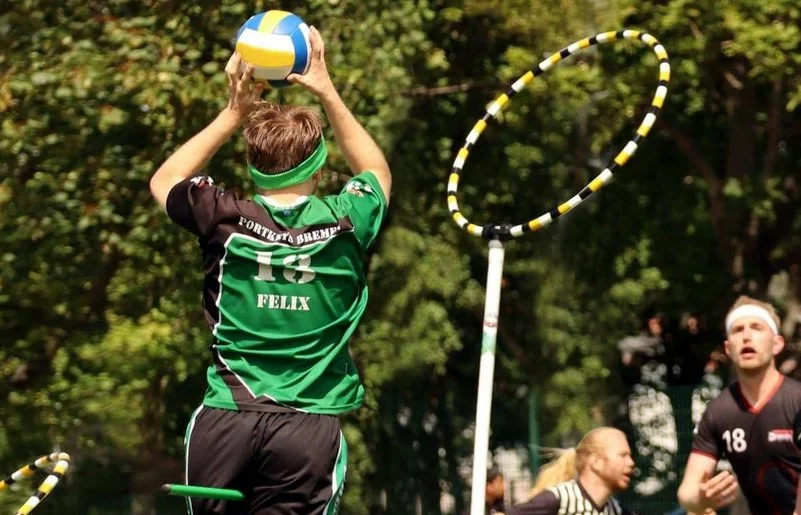Ein Quadball-Spieler zielt auf die Ringe, um einen Punkt zu erzielen.