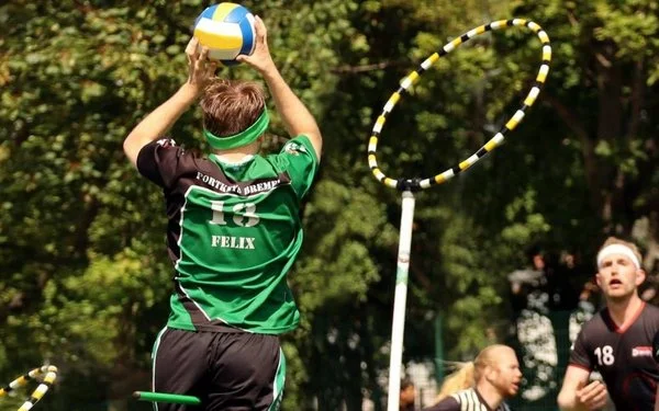 Ein Quadball-Spieler zielt auf die Ringe, um einen Punkt zu erzielen.