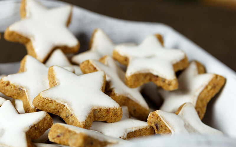 Zimtsterne nach Low-Carb-Rezept gebacken und auf weißem Teller angerichtet.