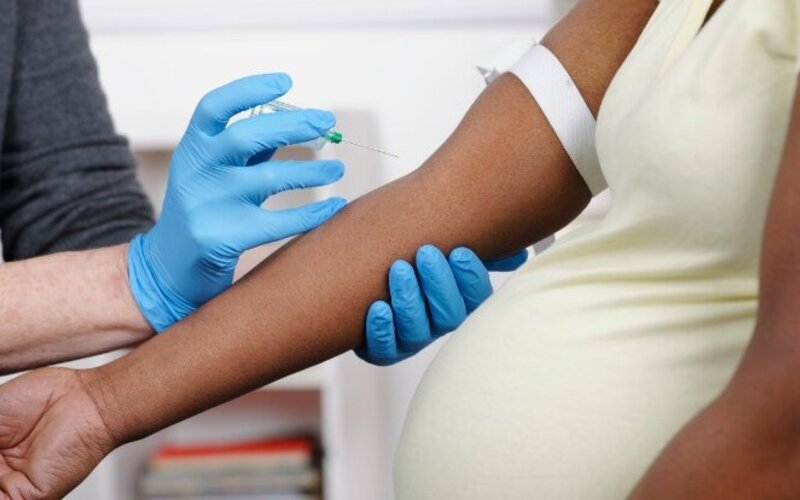 Schwangere Frau bekommt einen Bluttest.