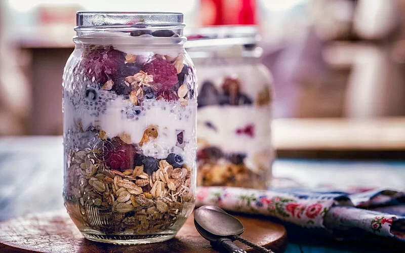 Gesunder Snack im Glas: Müsli mit Beeren und Joghurt to go.