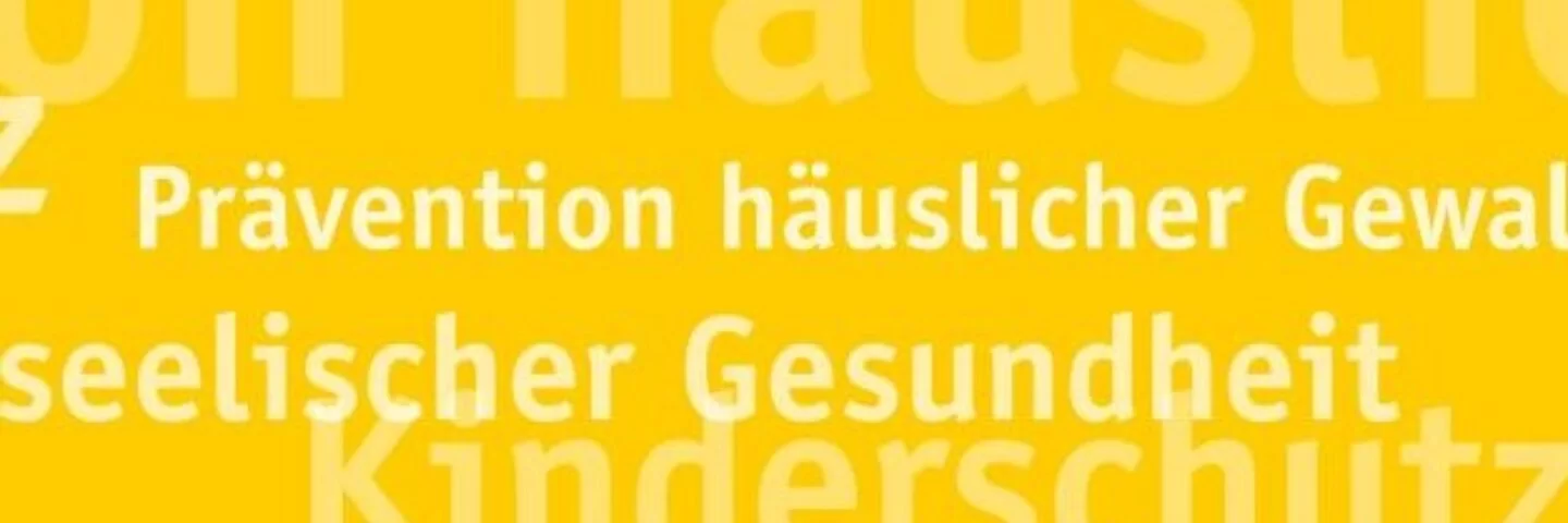 Auf einem gelben Hintergrund stehen in weißer Schrift die Wörter "Kinderschutz", "Prävention häuslicher Gewalt", "Förderung seelischer Gesundheit" und "Kinderschutz". Einige Wörter sind etwas durchsichtig und abgeschnitten.