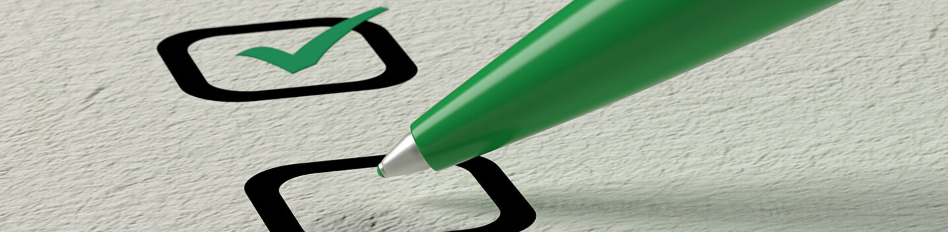 Zu sehen ist ein grüner Stift, der Schwarze Kästchen auf einem weißen Blatt Papier abhakt.