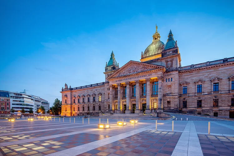 Bundesverwaltungsgericht in Leipzig bei Nacht.