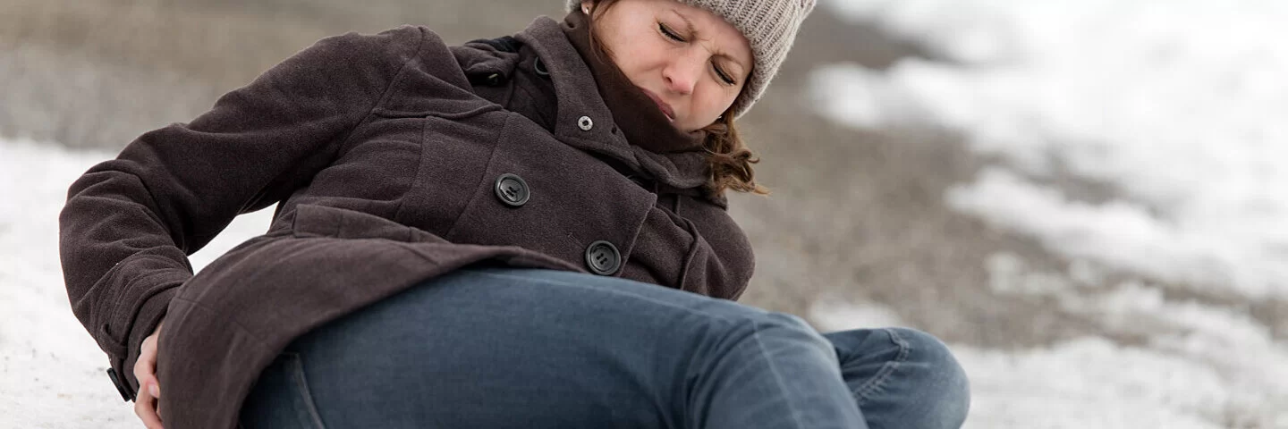 Frau ist im Winter ausgerutscht und auf ihr Steißbein gefallen, das nun Schmerzen bereitet.