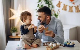 Papa und Kleinkind kommunizieren in Babysprache.