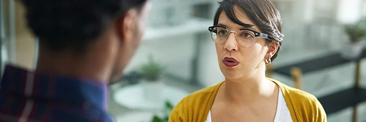 Zwei Personen haben eine Meinungsverschiedenheit im Büro.
