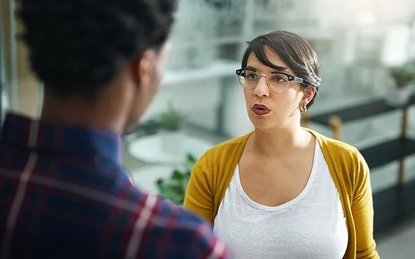 Zwei Personen haben eine Meinungsverschiedenheit im Büro.