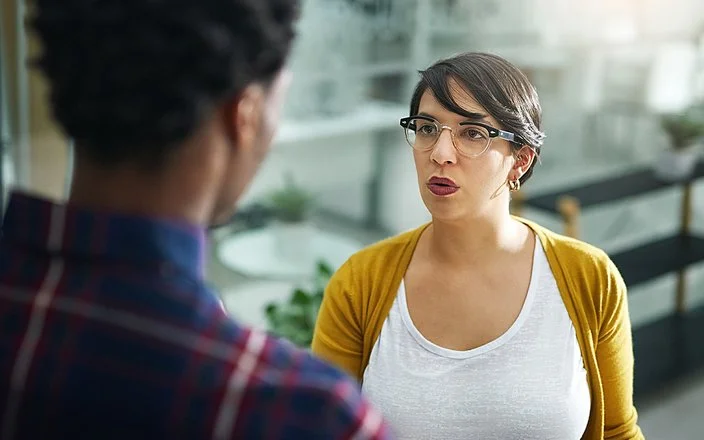 Zwei Personen haben eine Meinungsverschiedenheit im Büro.