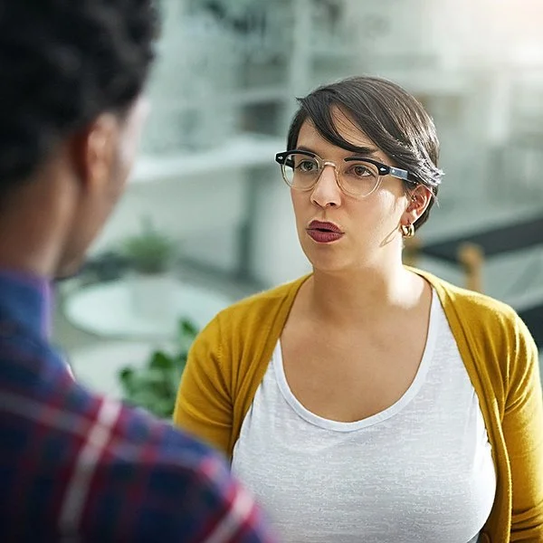 Zwei Personen haben eine Meinungsverschiedenheit im Büro.