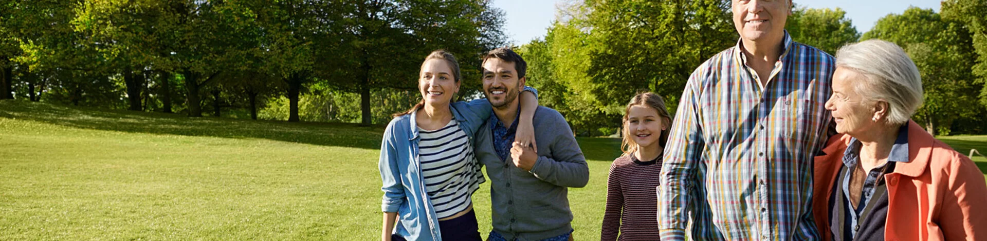 Eine fünfköpfige Familie spaziert gemeinsam über eine Wiese. Als AOK-Versicherte haben sie ein Mitbestimmungsrecht.