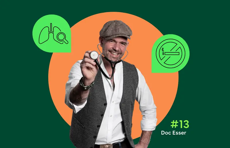 In der Mitte ist ein Foto von Doc Esser mit Schirmmütze und Stethoskop zu sehen, links und rechts daneben sind grüne Piktogramme zu sehen: links eine stilisierte Lunge mit Lupe, rechts ein durchgestrichenes Zigarettensymbol.