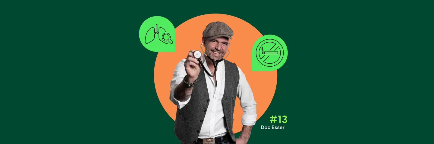 In der Mitte ist ein Foto von Doc Esser mit Schirmmütze und Stethoskop zu sehen, links und rechts daneben sind grüne Piktogramme zu sehen: links eine stilisierte Lunge mit Lupe, rechts ein durchgestrichenes Zigarettensymbol.