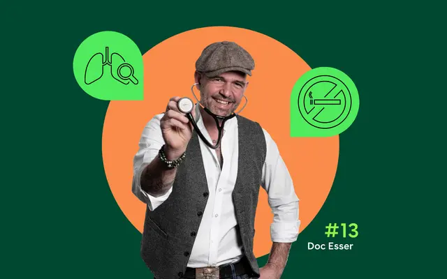 In der Mitte ist ein Foto von Doc Esser mit Schirmmütze und Stethoskop zu sehen, links und rechts daneben sind grüne Piktogramme zu sehen: links eine stilisierte Lunge mit Lupe, rechts ein durchgestrichenes Zigarettensymbol.