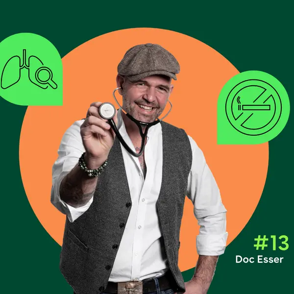 In der Mitte ist ein Foto von Doc Esser mit Schirmmütze und Stethoskop zu sehen, links und rechts daneben sind grüne Piktogramme zu sehen: links eine stilisierte Lunge mit Lupe, rechts ein durchgestrichenes Zigarettensymbol.