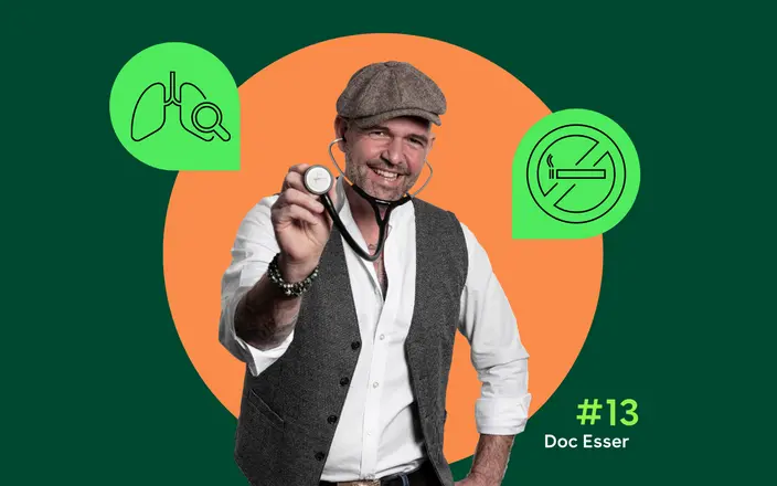 In der Mitte ist ein Foto von Doc Esser mit Schirmmütze und Stethoskop zu sehen, links und rechts daneben sind grüne Piktogramme zu sehen: links eine stilisierte Lunge mit Lupe, rechts ein durchgestrichenes Zigarettensymbol.