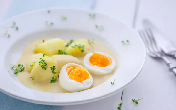 Herzhaftes Rezept mit gekochten Eiern, Kartoffeln und Senfsoße.