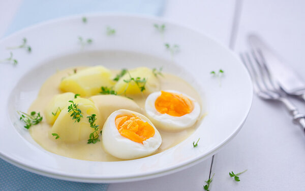 Herzhaftes Rezept mit gekochten Eiern, Kartoffeln und Senfsoße.