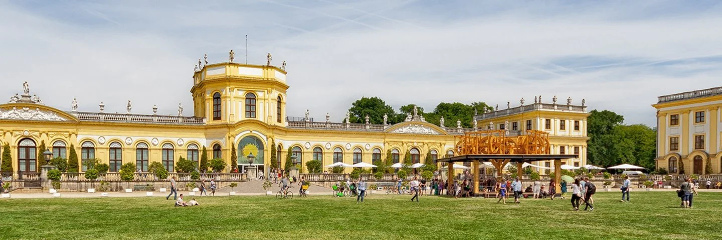 Die "Documenta" in Kassel findet stattfinden alle fünf Jahre und dauert drei Monate. Hier die "Blut-Mühle" vor der Orangerie-Schloss