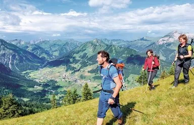 Menschen beim Wandern in den Bergen
