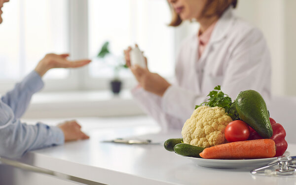 Patientin mit Reflux lässt sich von einer Ärztin hinsichtlich Ernährung beraten.
