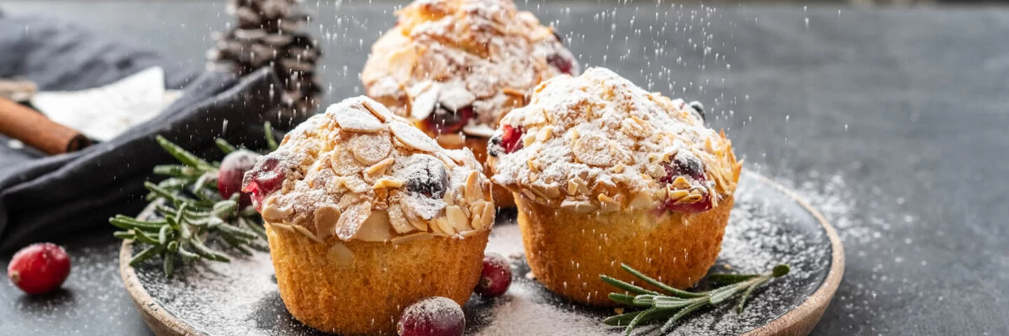Mandel-Muffins im Weihnachts-Setting.