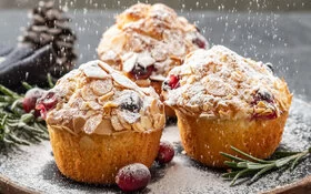 Mandel-Muffins im Weihnachts-Setting.